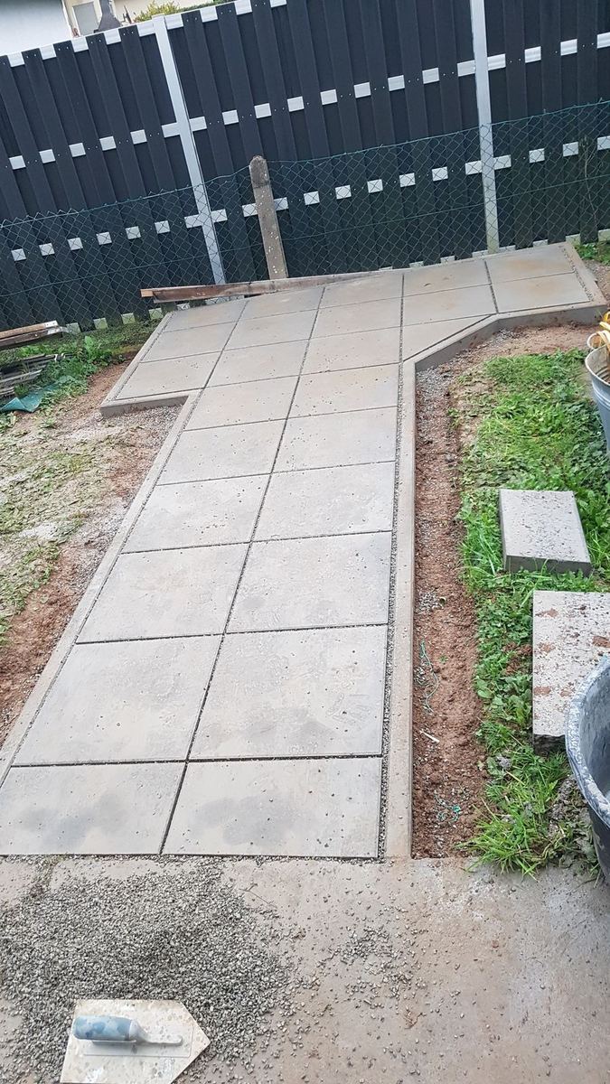Neu angelegter Gartenweg mit Platten