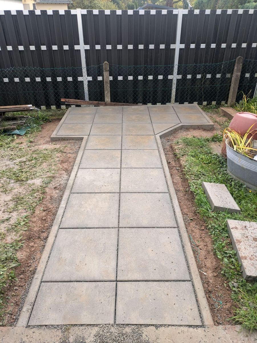 Fertiger Gartenweg mit großformatigen Platten
